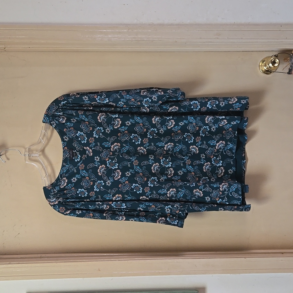J Jill vneck 3/4 sleeve Wearever Collection Top with shirred back at yoke